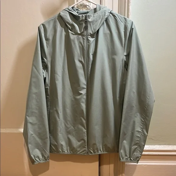 Uniqlo Green Windbreaker with Hood and Elastic Cuffs - Picture 2 of 3